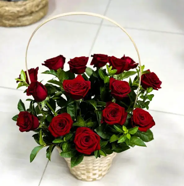 Корзина красных роз Феерия