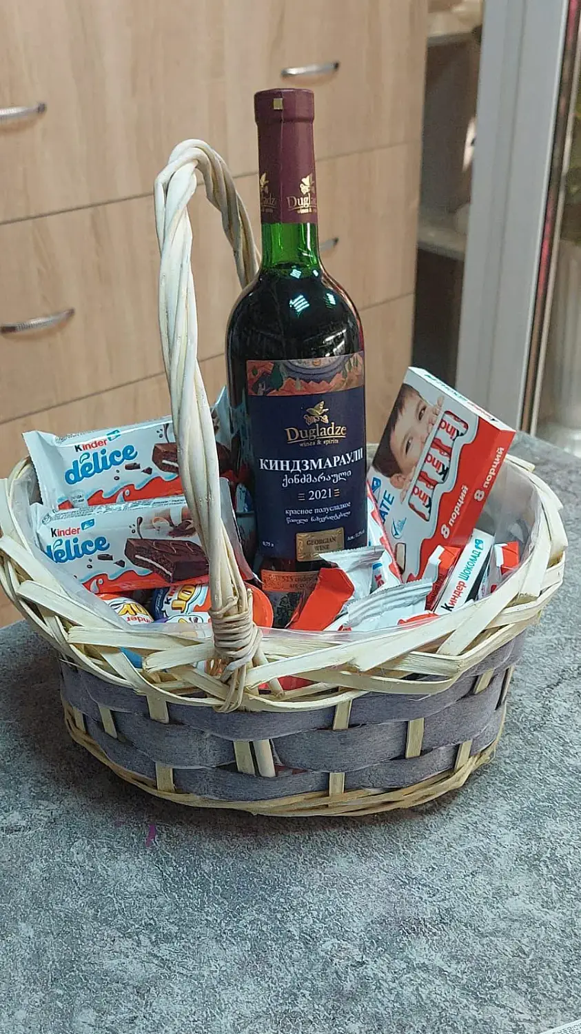 Сладкая корзина с киндерами